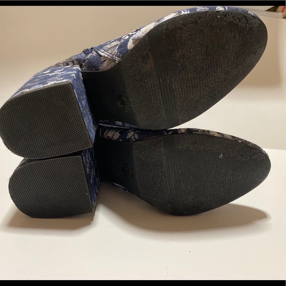 Blue and white floral booties with 3.5 inch heel - Picture 6 of 8